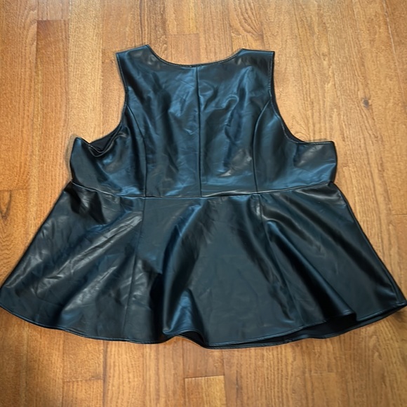 TORRID VEGAN LEATHER STRETCHY LACE UP PEPLUM BLACK TOP SIZE 4 - Picture 9 of 9